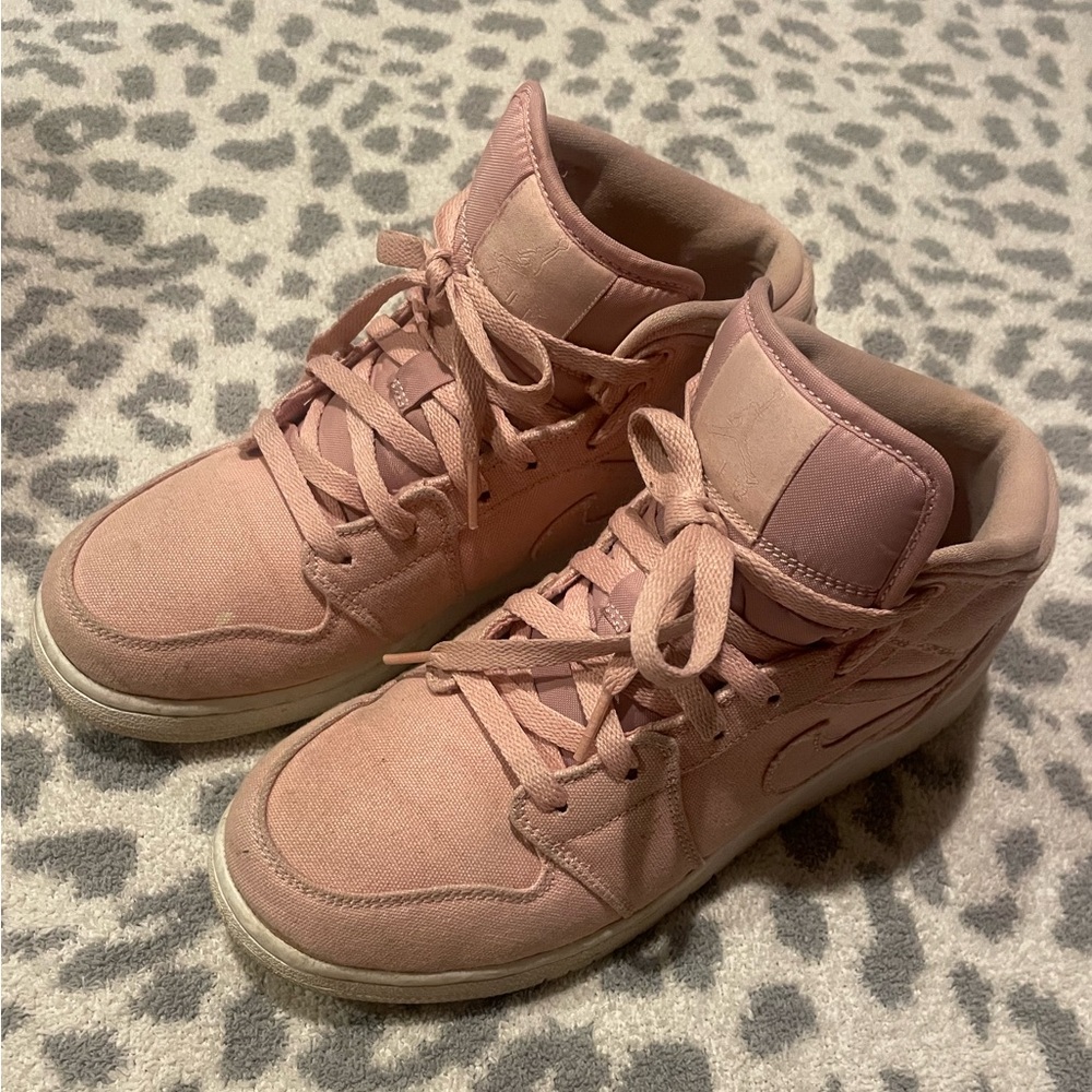salmon colored jordan’s! youth size 7 ➡️ women’s size 8/8.5
